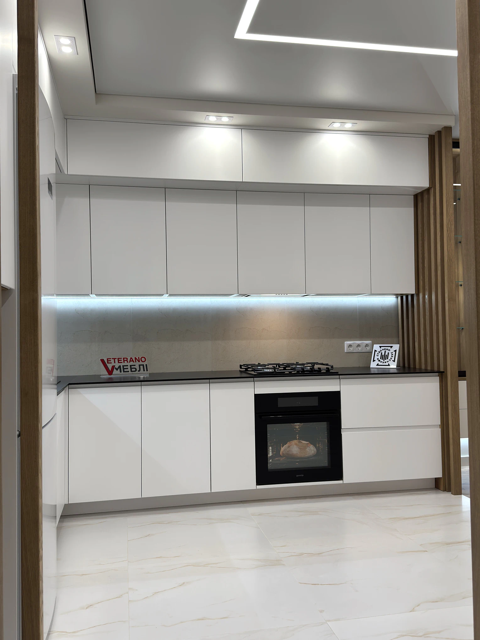 Двоярусна кухня з фарбованого МДФ