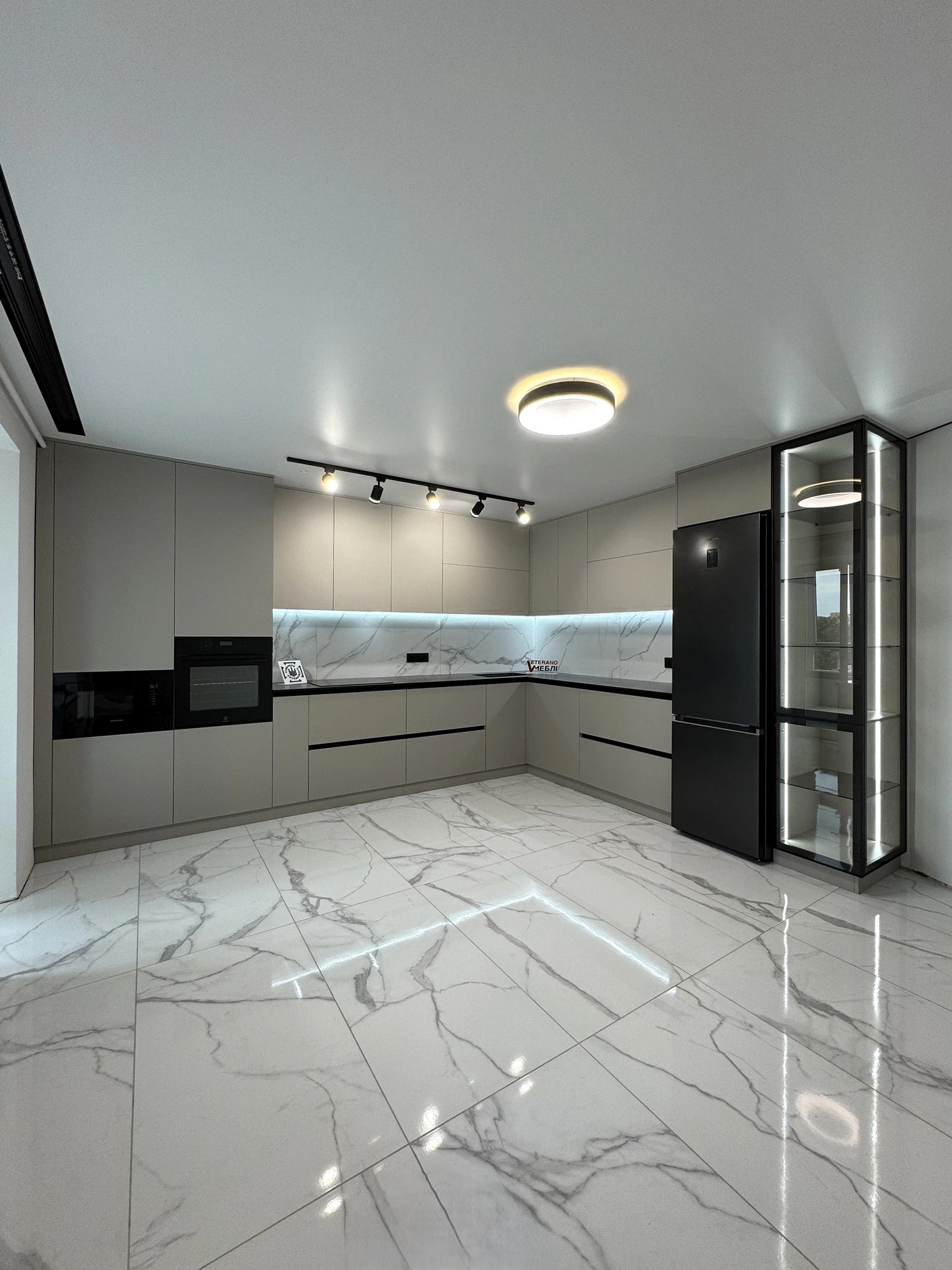 Кухня з акриловими фасадами LuxeForm
